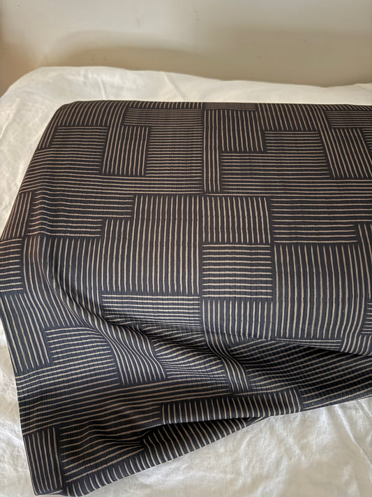 Modern Grid Charcoal